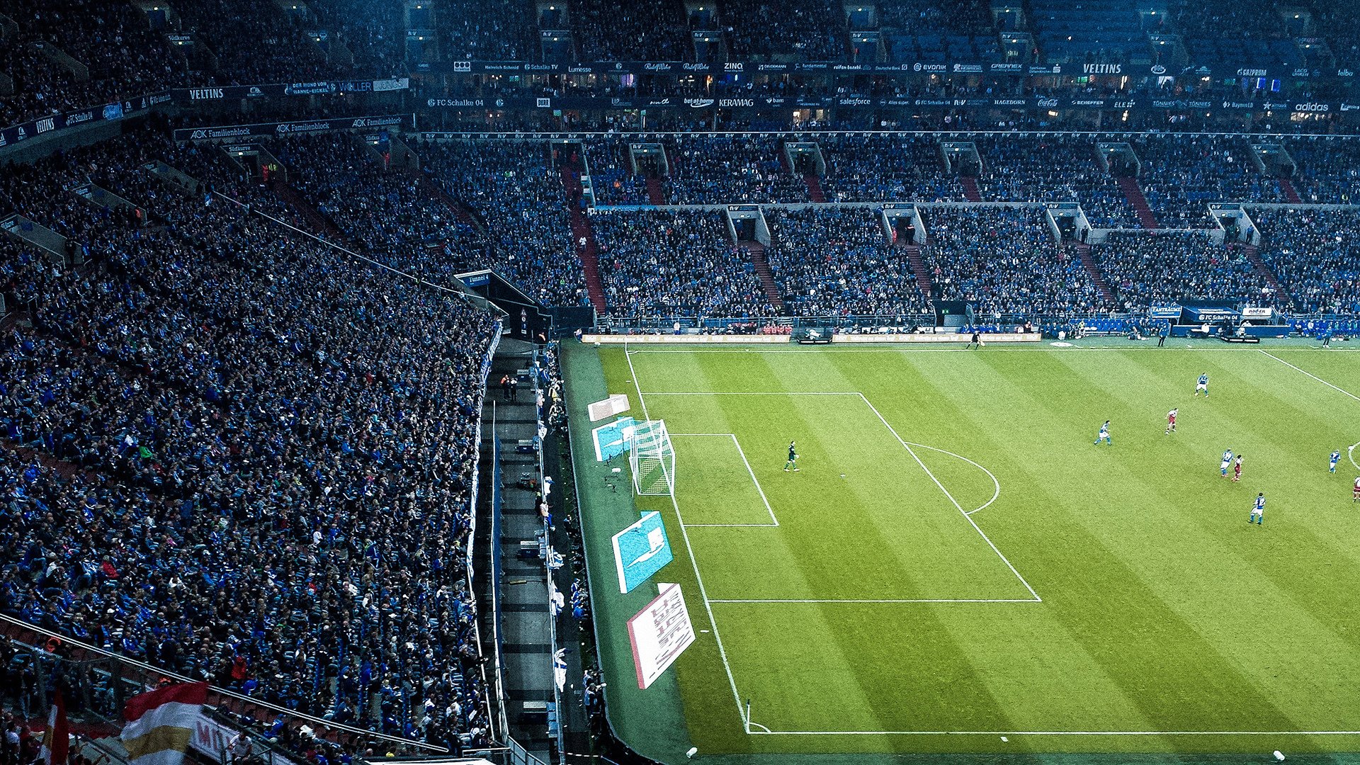 曼联在激烈争夺中取胜，积分逼近榜首