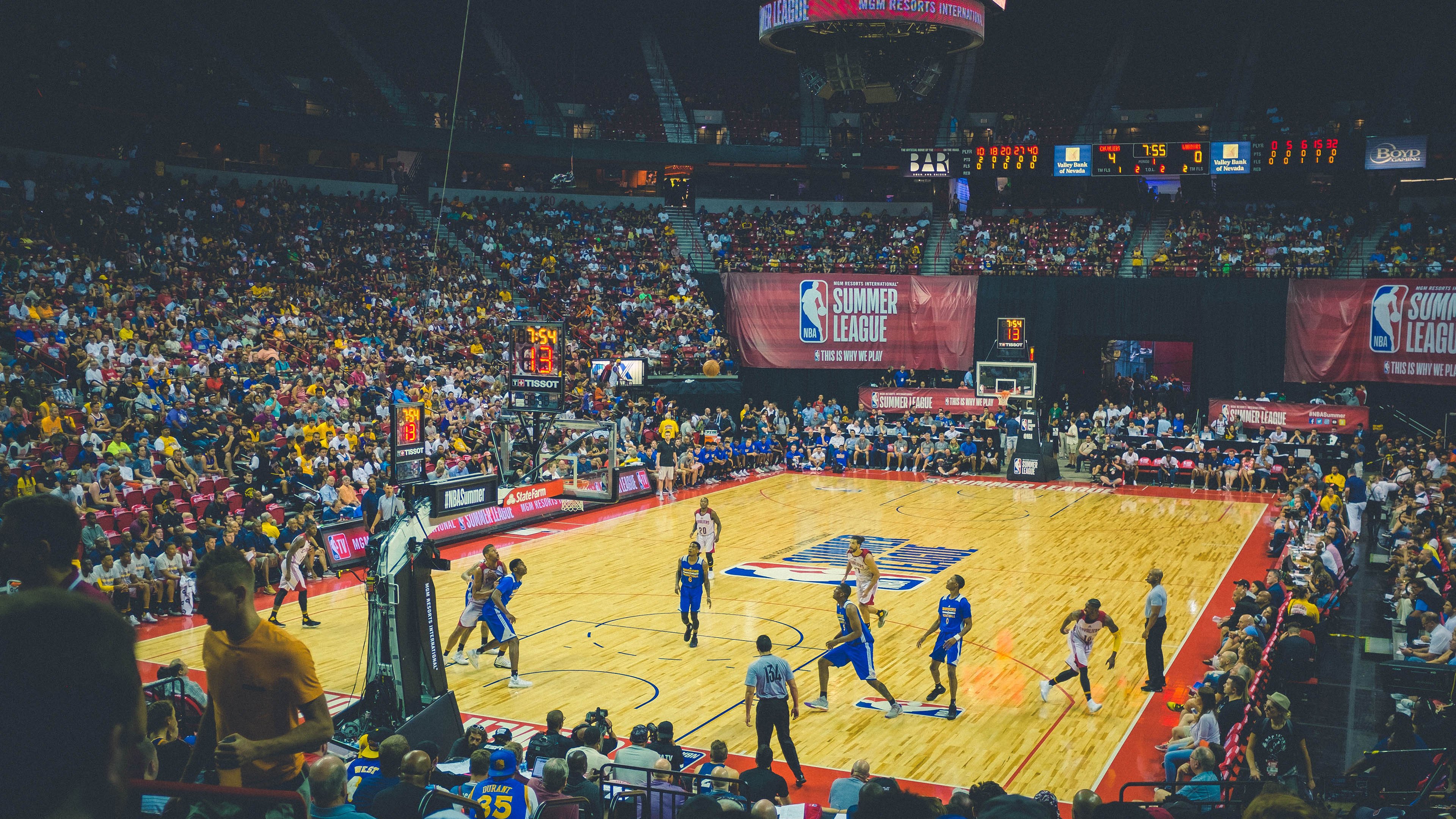 骑士前锋训练中展示出色滑步技巧，骑士训练方法